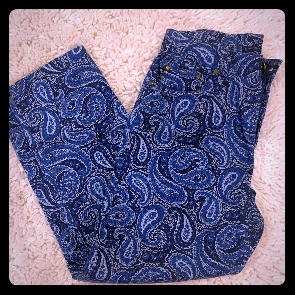 ON SALE‼️ Paisley print crop/ Capris